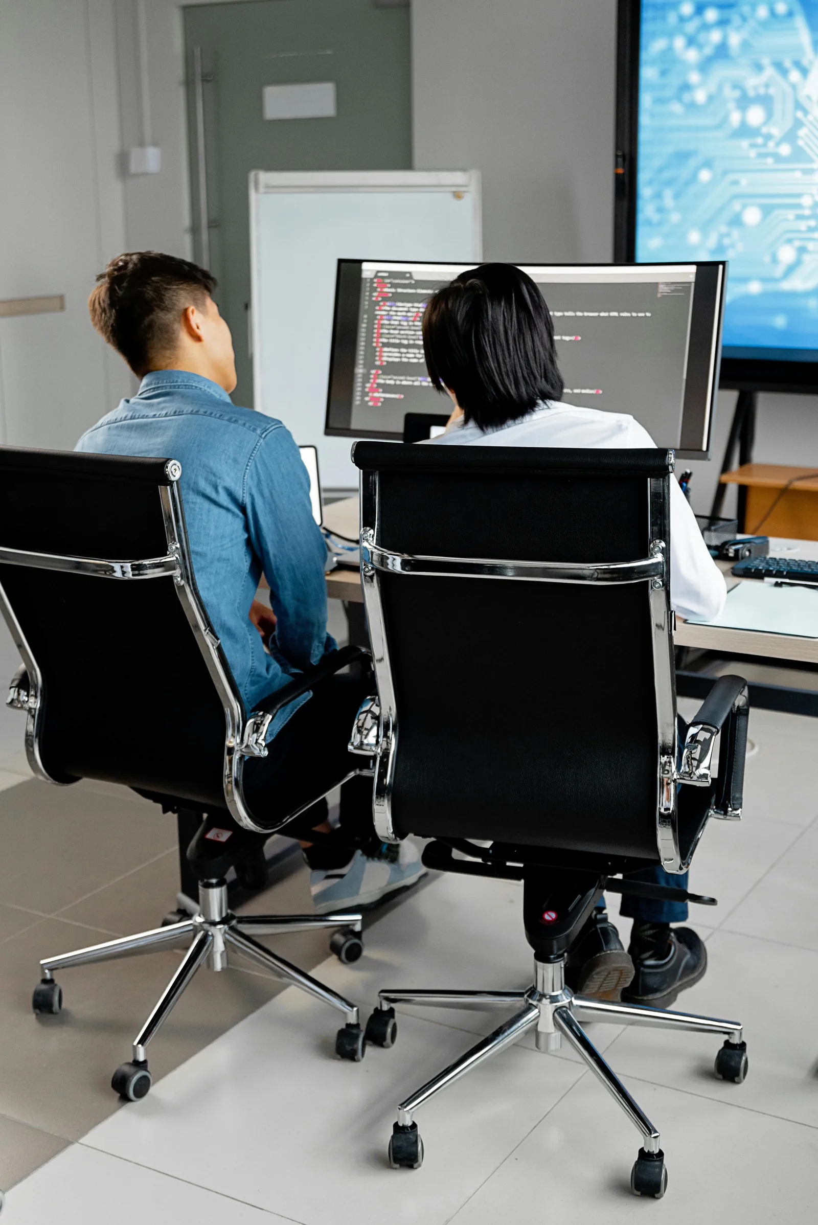 Enterprise security team analyzing threat intelligence data on SIEM dashboard in bright modern security operations center representing security and intelligence enterprise programs convergence